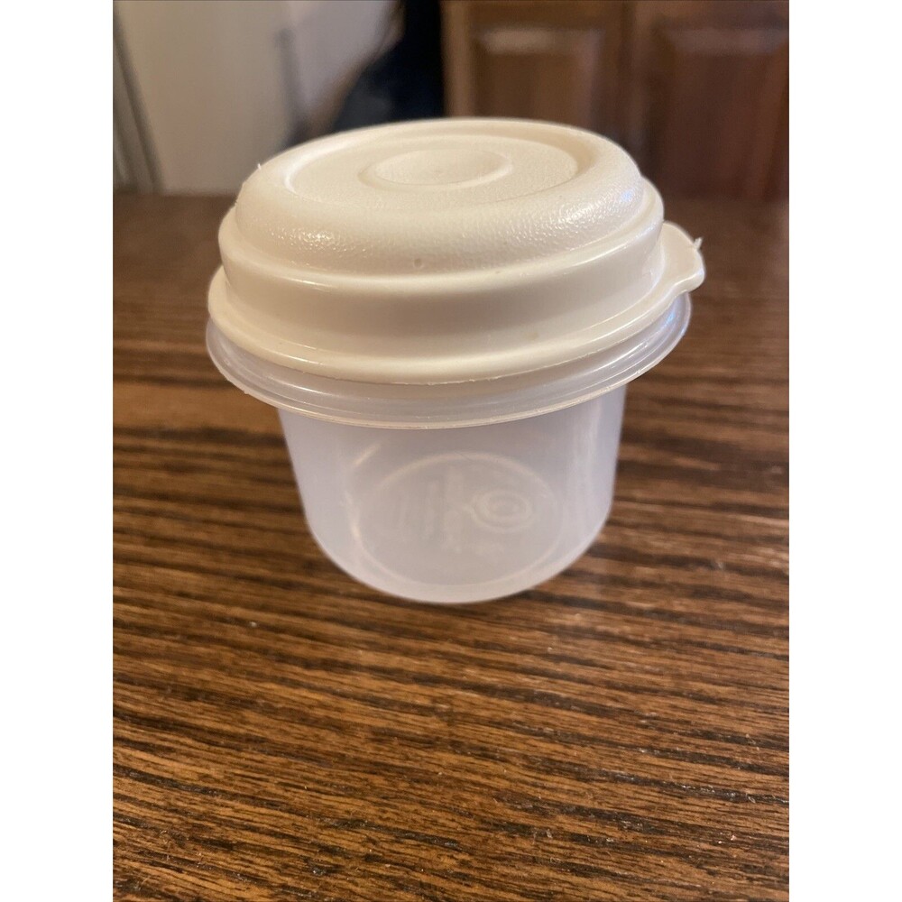 Rubbermaid Servin Saver Small Round Container #0 1/2 Cup With Almond Lid